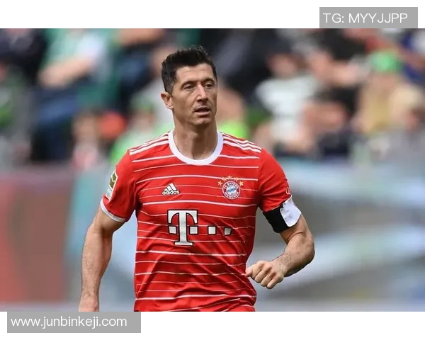 莱万回归安联球场引发拜仁球迷愤怒声讨：背叛与忘恩负义的对决